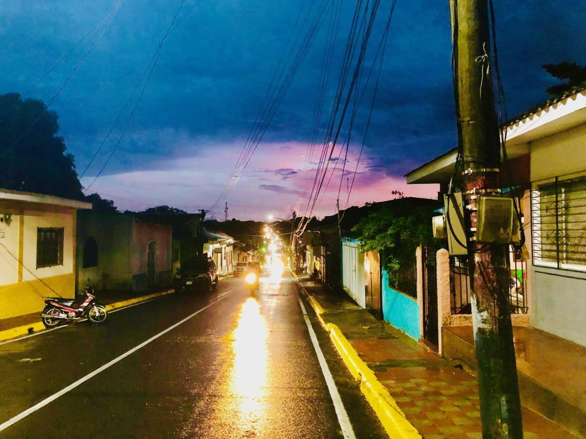 Casa Lula Leon Hostal ภายนอก รูปภาพ